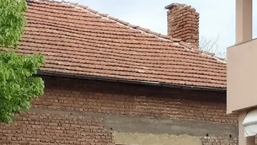Килната къща и паднали комини след труса в Пловдив