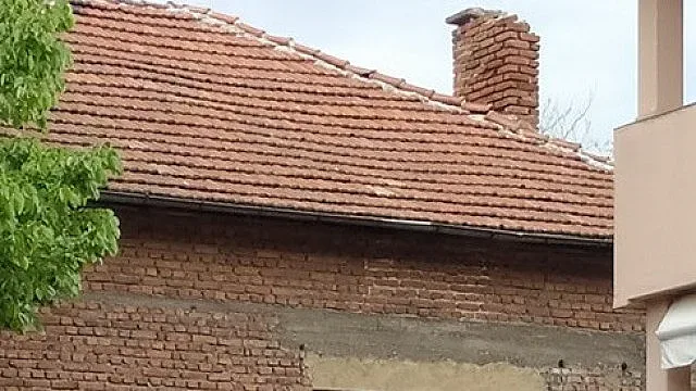 Килната къща и паднали комини след труса в Пловдив