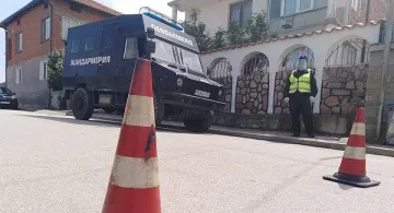 Брестовица остава под полицейска обсада