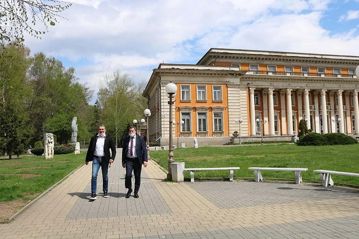 Кирил Добрев в Перник: Добрите управленци си личат в криза