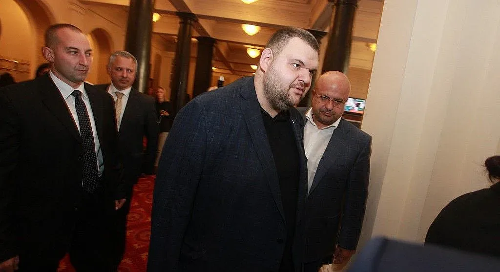 Пеевски дари тестове за болницата в Свищов