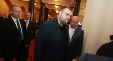 Пеевски дари тестове за болницата в Свищов