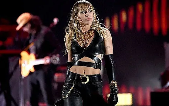 Майли Сайръс пее на виртуален абитуриентски бал