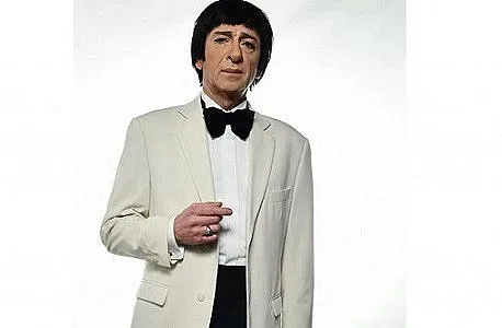 Димитър Маринов пя с папийонка на Емил