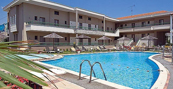 Гърците отварят хотелите през юли