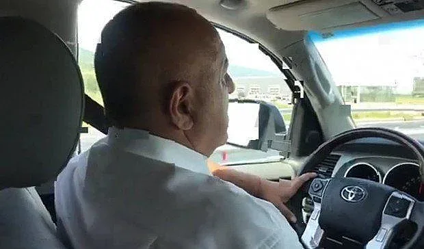 Бойко подкара джипа под звуците на „Корона чао“