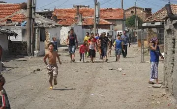 Роми пробиха бетон, за да излизат