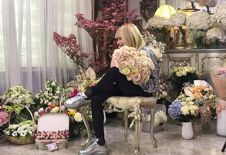 Лили Иванова прати цветя на медиците