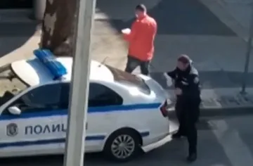 Глобиха полицай, пише акт без маска