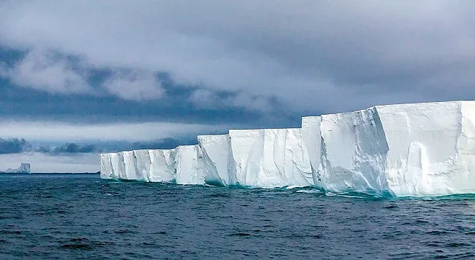 Най-големият айсберг се разпада