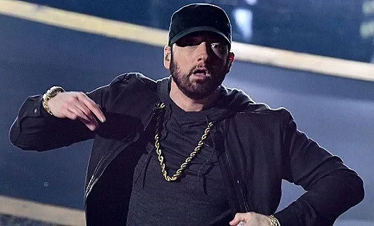 Еминем носи обяд на медици