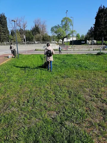 Доброволци косят старозагорския парк