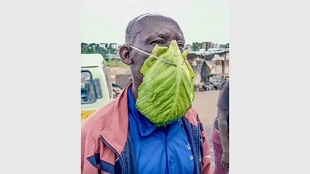 Мъж се вдъхнови от Адам, сложи маска от листо