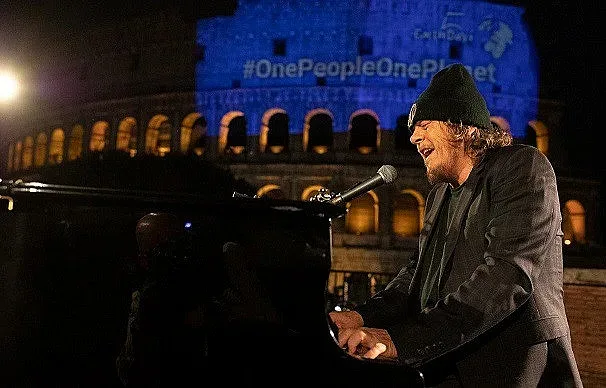 Дзукеро пя пред празния Колизеум