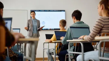 Близо 30% от учителите до 7 клас посочват, че имат нужда от допълнителна подготовка, за да обучават учениците по дигитална безопасност