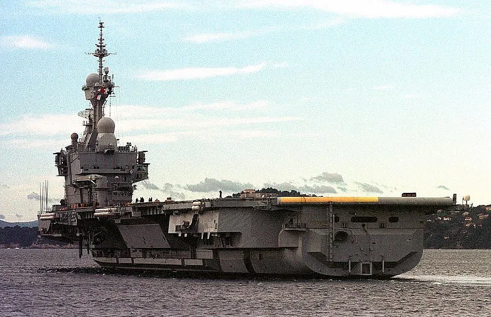 Екипажът на френски самолетоносач заразен