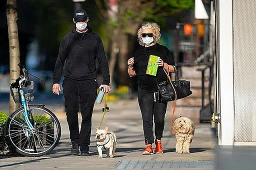 Хю Джакман се маскира за пазар, Бен Афлек - не