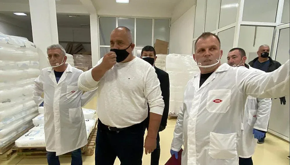 Две жени ни докарват антивирусно дарение от Китай