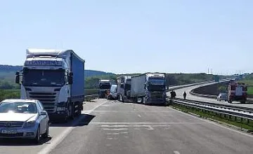2 камиона, микробус и 6 коли се нанизаха на АМ „Марица“