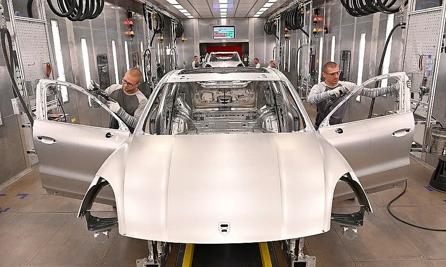 Отварят автозаводите в Испания