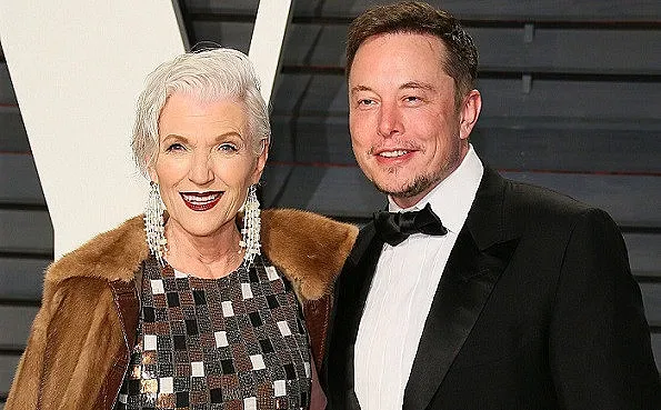 Майката на Мъск дефилира от вкъщи за благотворителност