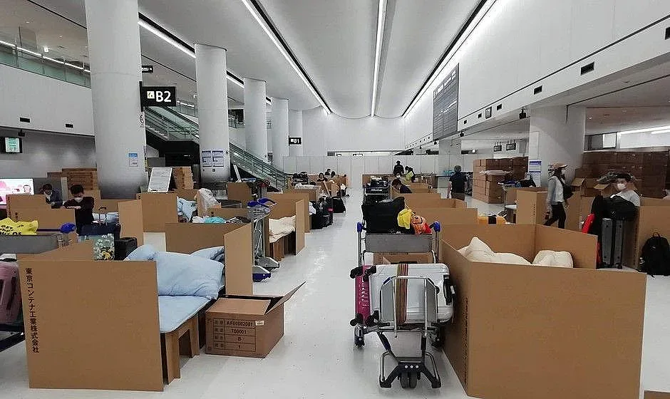 Нова мода: Спим в картонени легла по летищата