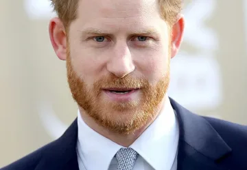 Хари се отказа и от фамилията си