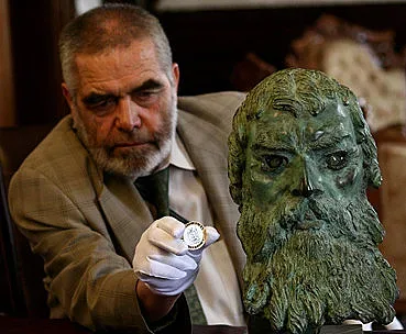 Севт III те гледа, където и да си