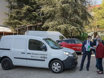 „Рено“ подкрепи община Ст.Загора с автомобил за доставка на храна