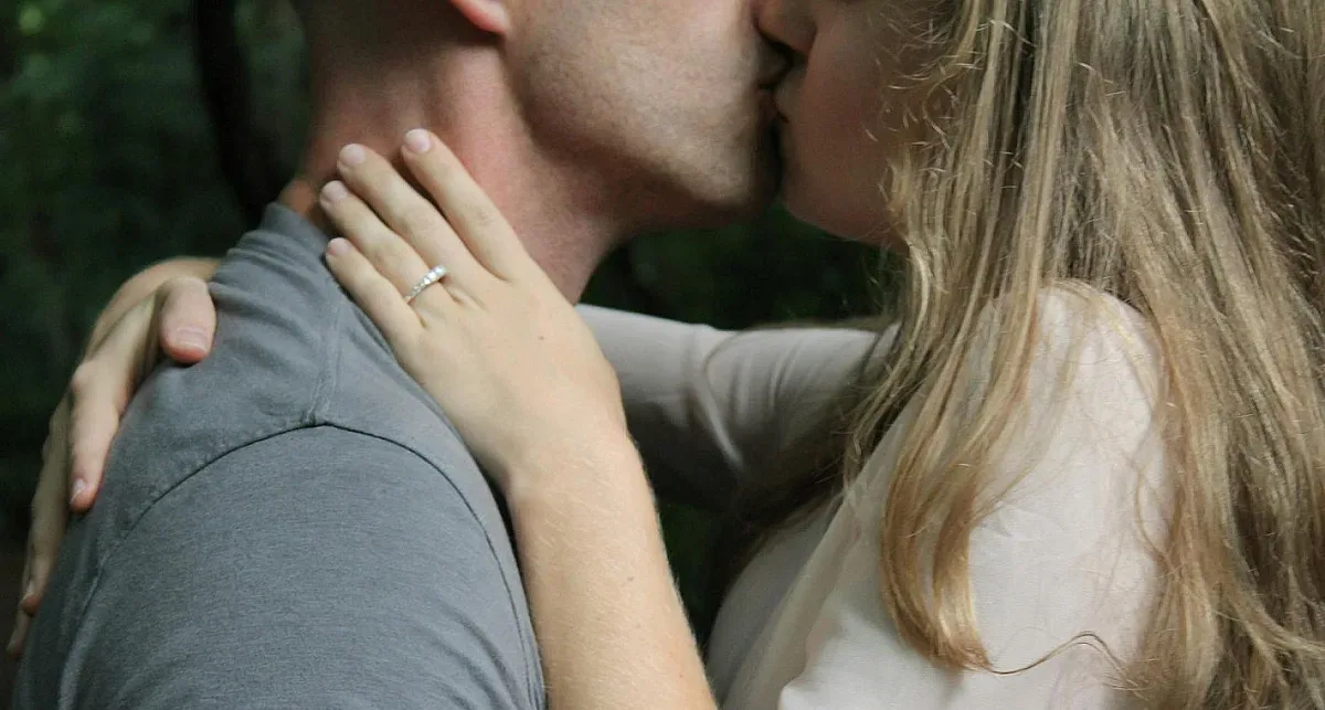 Падна една от най-големите тайни! Учени разкриха защо се целуваме