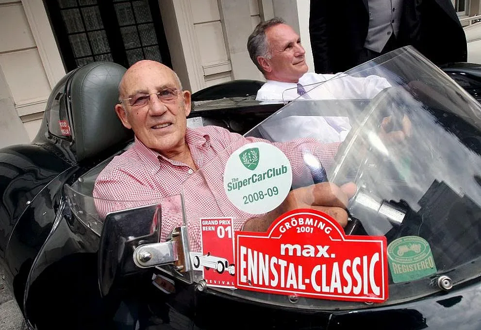 Отиде си британски велик пилот