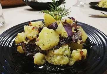 Картофена салата с карамелизиран лук