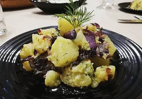 Картофена салата с карамелизиран лук