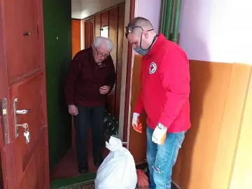 Продължава раздаването на хранителни пакети във Враца