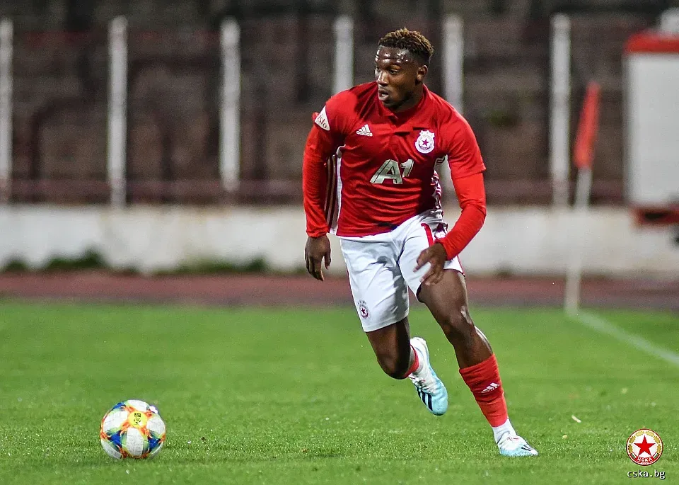 Футболист от ЦСКА дари храни за Нигерия