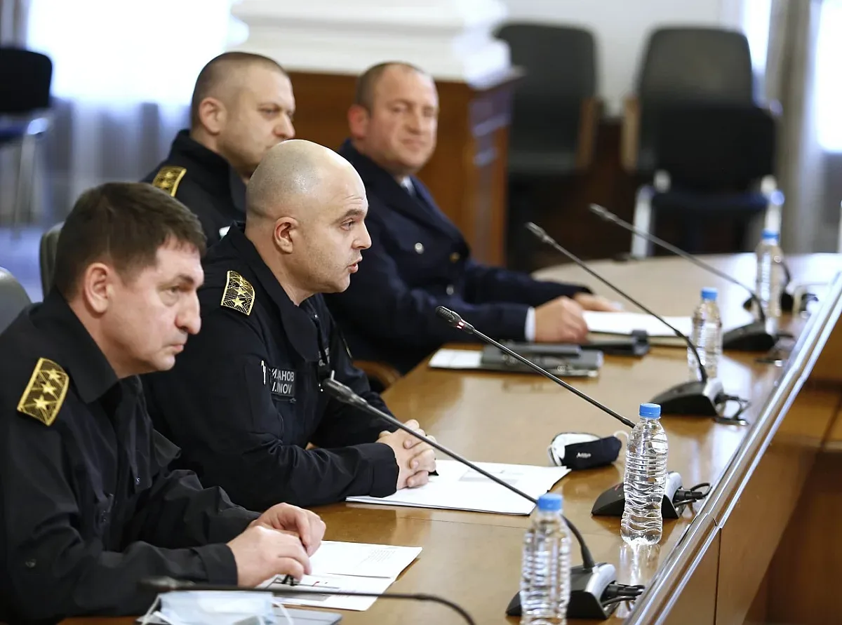 В църквите – на два метра един от друг