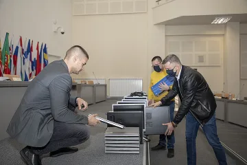 Още 27 компютъра за нуждаещи се ученици