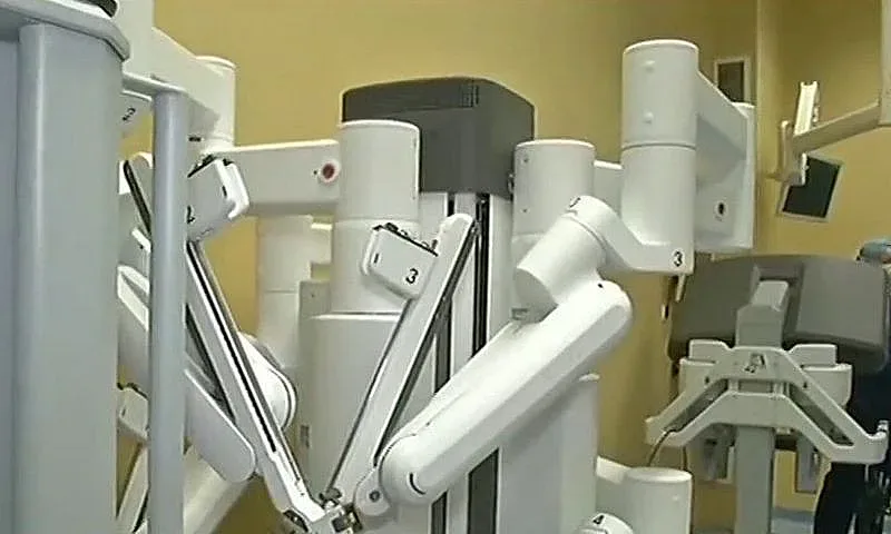 Робот оперира пациент с коронавирус у нас