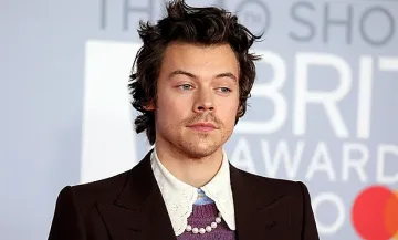 Хари Стайлс продава тениски срещу вируса