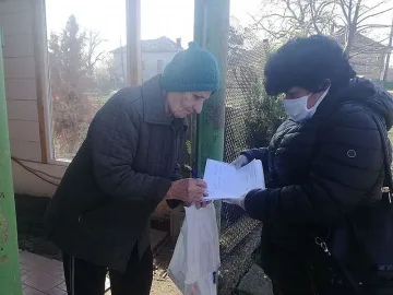 Топла храна на възрастни осигуряват дарители