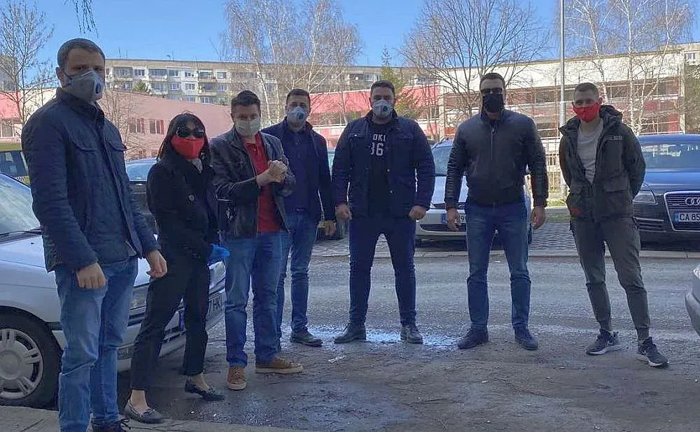 Тимуровските команди на БСП-София даряват на сирачета