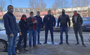 Тимуровските команди на БСП-София даряват на сирачета