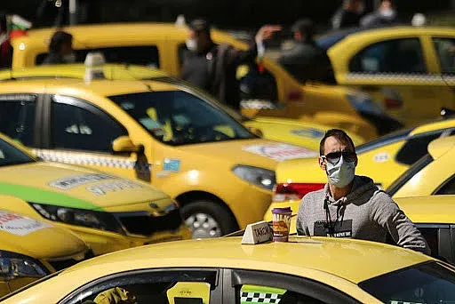 Таксиджии протестират в центъра на София