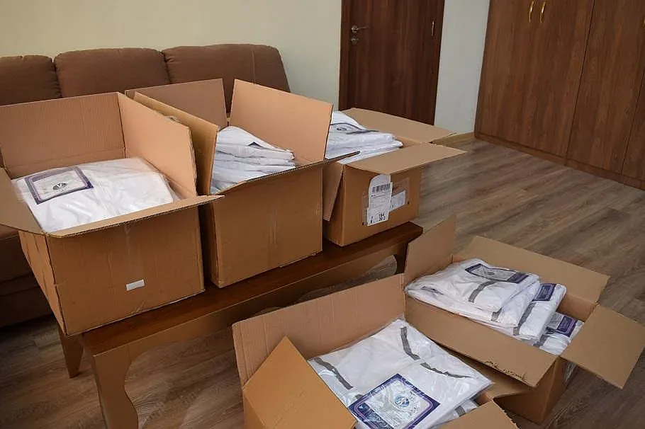 Пеевски дари предпазни облекла на МБАЛ-Пазарджик