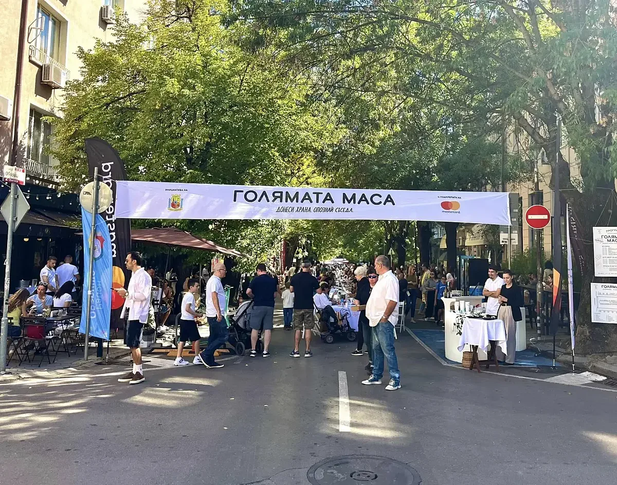 Хиляди замезват на Голямата маса насред София