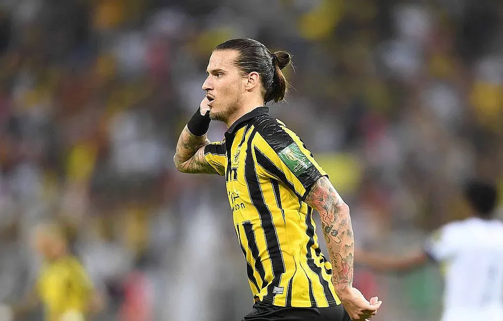 Три месеца домашен арест за футболист нарушил карантината