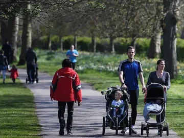 Парковете в Лондон пълни, полицията на ръба