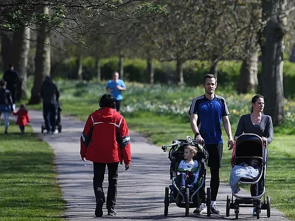 Парковете в Лондон пълни, полицията на ръба