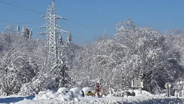 Мокрият сняг къса жици, Смолянско без ток