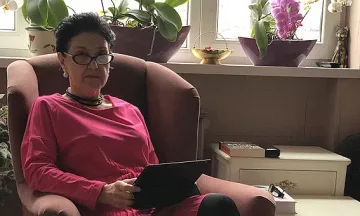 В момента учителят се бори сам